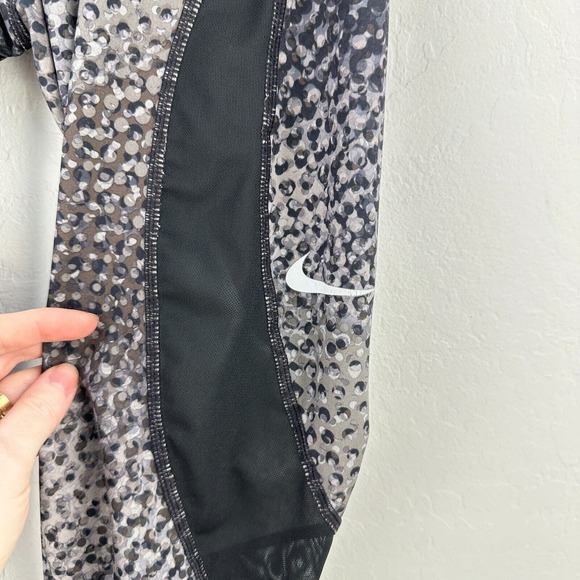 Nike Pro Hypercool Capri Leggings Womens M Gray Black Yoga‎ Stretch Athleisure - Picture 3 of 9